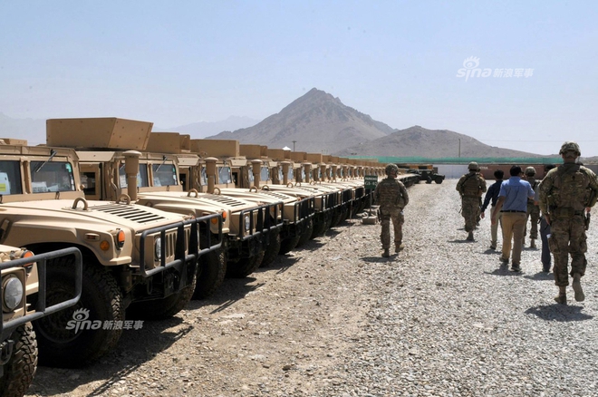 Xe thiết giáp Humvee rụng đầu ngày càng nhiều tại Afghanistan - Ảnh 1.