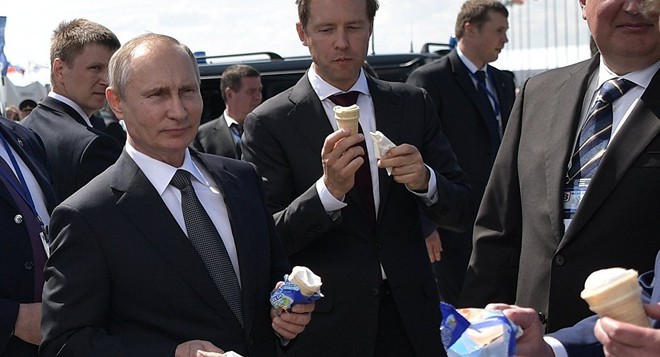 24h qua ảnh: Tổng thống Putin ăn kem giải nhiệt tại triển lãm vũ khí - Ảnh 3.