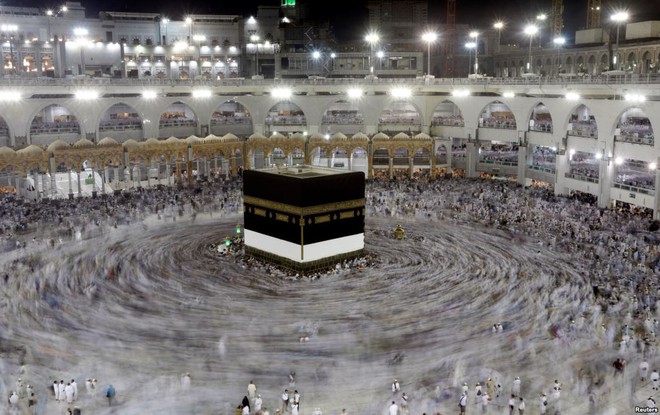 24h qua ảnh: Hàng triệu người Hồi giáo hành hương tới thánh địa Mecca - Ảnh 2.