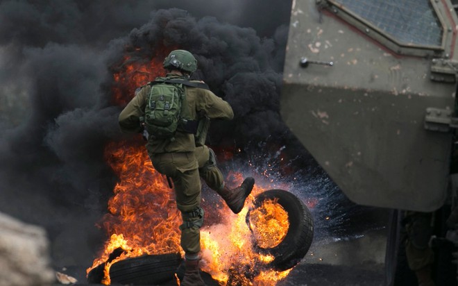 7 ngày qua ảnh: Lính Israel đá lốp xe cháy rực lửa trong cuộc đụng độ với người Palestine - Ảnh 10.