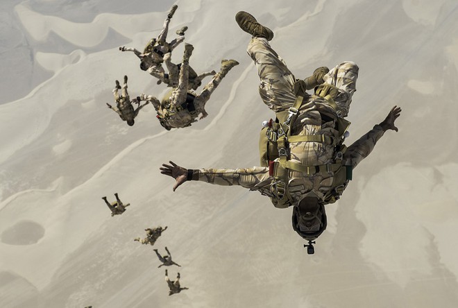 24h qua ảnh: Lính dù Qatar trình diễn nhào lộn trên không - Ảnh 1.