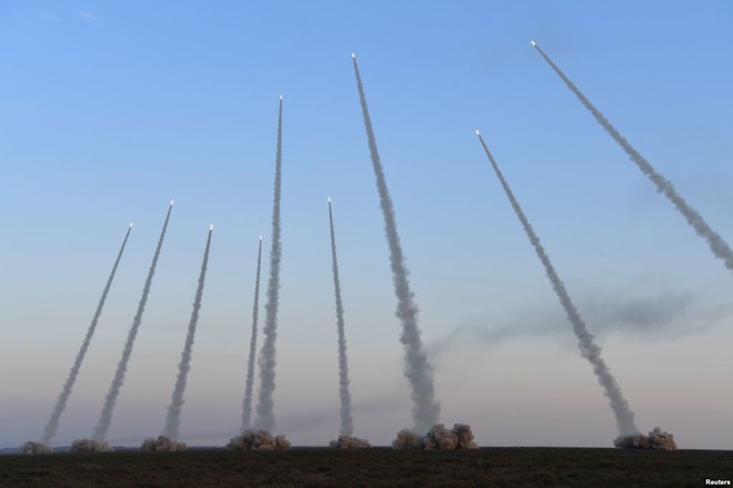 24h qua ảnh: TQ diễn tập phóng hàng loạt tên lửa cùng lúc - Ảnh 5.