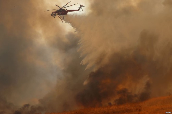 24h qua ảnh: Trực thăng thả nước dập tắt cháy rừng khủng khiếp ở Mỹ - Ảnh 4.