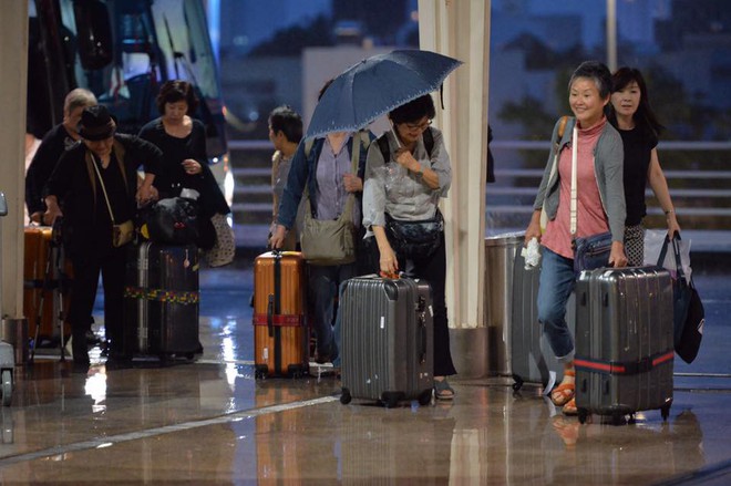 Bão số 12: Sân bay Đà Nẵng mưa to, gió lớn, hành khách co ro vì lạnh - Ảnh 4.