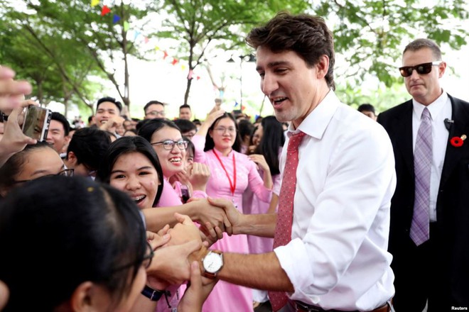 24h qua ảnh: Thủ tướng Canada thăm trường đại học ở Việt Nam - Ảnh 3.