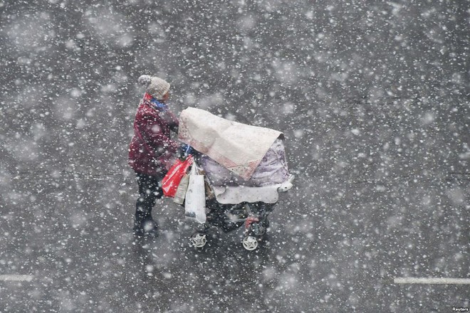 24h qua ảnh: Người đàn ông Nga tắm tuyết trong mùa đông lạnh giá - Ảnh 3.