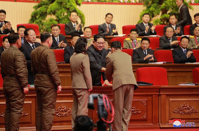Ảnh: Ông Kim Jong-un tươi cười bắt tay người tham gia thử nghiệm tên lửa Hwasong-15 - Ảnh 4.