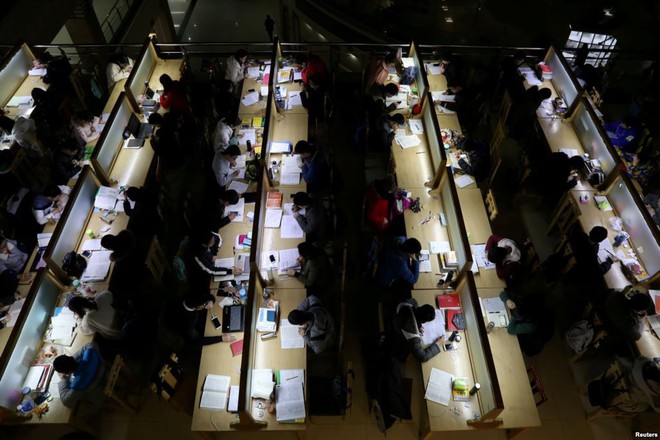 24h qua ảnh: Sinh viên Trung Quốc miệt mài luyện thi trong thư viện - Ảnh 2.