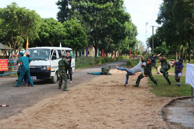 Kon Tum: Diễn tập thực binh thiết quân luật - Ảnh 4.