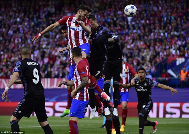 Vicente Calderon gầm vang trong ngày Real Madrid toát mồ hôi lạnh - Ảnh 9.