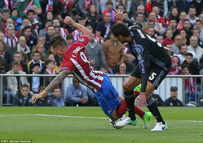 Vicente Calderon gầm vang trong ngày Real Madrid toát mồ hôi lạnh - Ảnh 14.