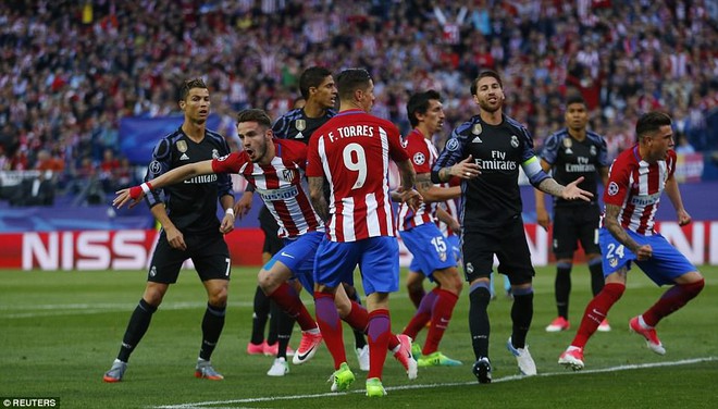 Vicente Calderon gầm vang trong ngày Real Madrid toát mồ hôi lạnh - Ảnh 18.