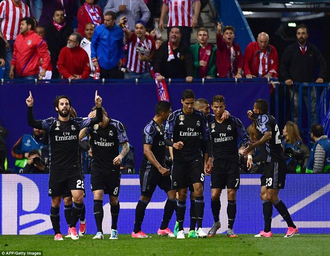 Vicente Calderon gầm vang trong ngày Real Madrid toát mồ hôi lạnh - Ảnh 24.