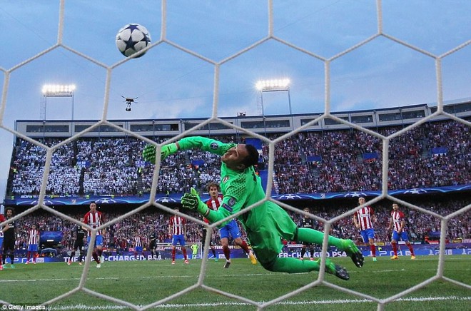 Vicente Calderon gầm vang trong ngày Real Madrid toát mồ hôi lạnh - Ảnh 25.