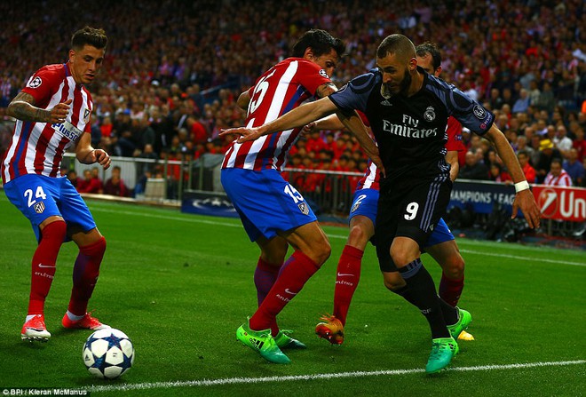 Vicente Calderon gầm vang trong ngày Real Madrid toát mồ hôi lạnh - Ảnh 26.