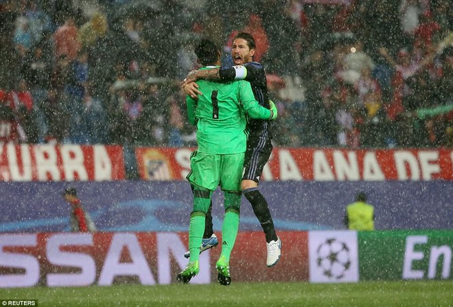 Vicente Calderon gầm vang trong ngày Real Madrid toát mồ hôi lạnh - Ảnh 32.