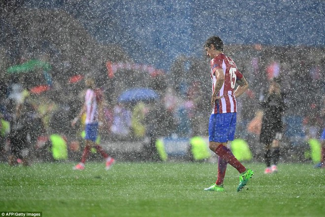 Vicente Calderon gầm vang trong ngày Real Madrid toát mồ hôi lạnh - Ảnh 33.