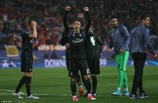 Vicente Calderon gầm vang trong ngày Real Madrid toát mồ hôi lạnh - Ảnh 34.