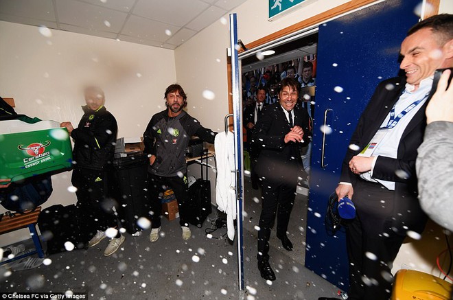 Cầu thủ Chelsea phục kích Conte trong phòng thay đồ sau khi giành chức vô địch - Ảnh 1.