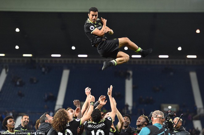 Cầu thủ Chelsea phục kích Conte trong phòng thay đồ sau khi giành chức vô địch - Ảnh 11.