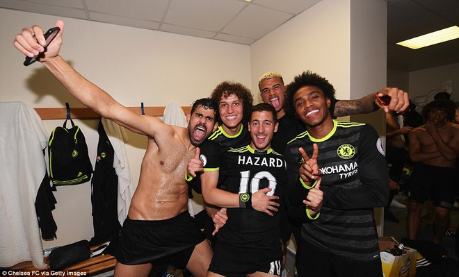 Cầu thủ Chelsea phục kích Conte trong phòng thay đồ sau khi giành chức vô địch - Ảnh 16.
