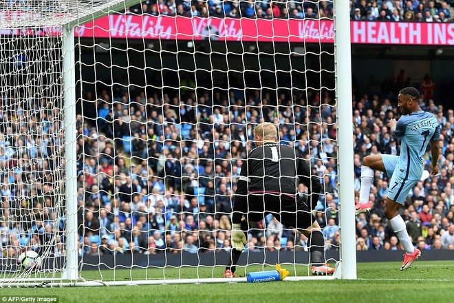 May mắn đến mức không tưởng, Man City vượt Liverpool xây chắc top 4 - Ảnh 21.