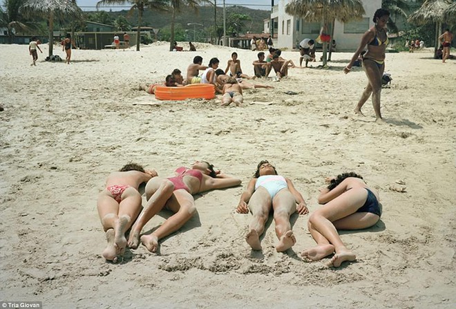 Bộ ảnh hiếm, tiết lộ cuộc sống thực của người Cuba cách đây gần 3 thập kỉ - Ảnh 6.