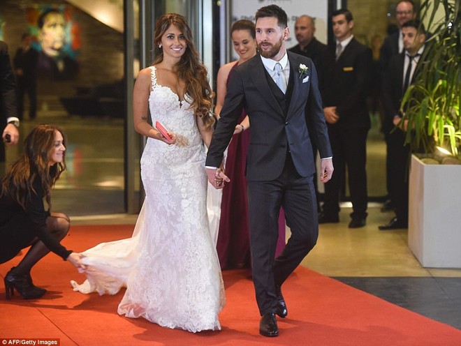Chú rể Messi mặc đẹp như tài tử hôn say đắm vợ trong đám cưới - Ảnh 1.
