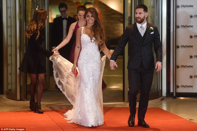 Chú rể Messi mặc đẹp như tài tử hôn say đắm vợ trong đám cưới - Ảnh 3.