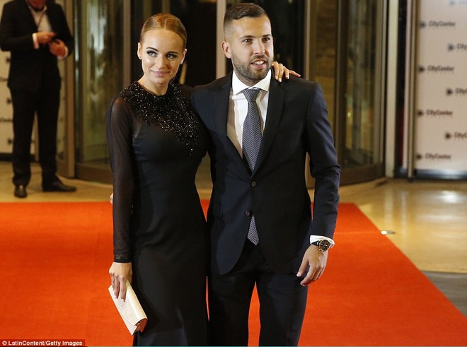 Chú rể Messi mặc đẹp như tài tử hôn say đắm vợ trong đám cưới - Ảnh 12.