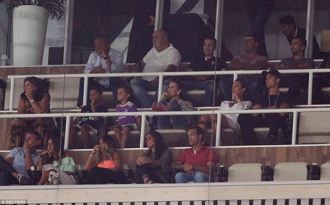 Ronaldo mặt buồn thiu, cùng cả nhà ngồi khán đài VIP xem đồng đội vùi dập Barca - Ảnh 4.
