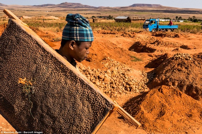 Khi hồng ngọc có thể đào bằng tay không tại ngôi làng hoang sơ ở Madagascar - Ảnh 10.