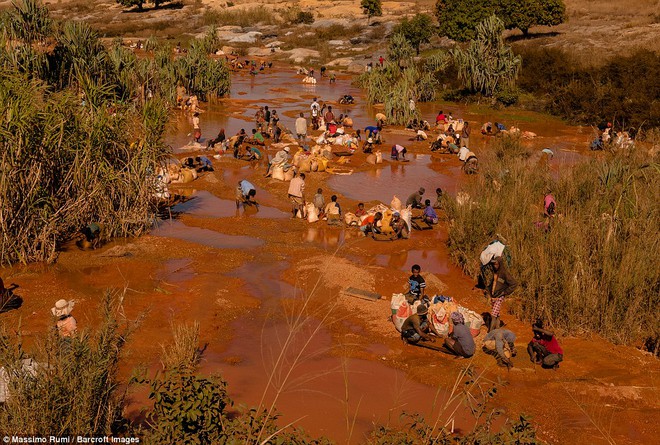 Khi hồng ngọc có thể đào bằng tay không tại ngôi làng hoang sơ ở Madagascar - Ảnh 5.