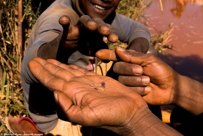 Khi hồng ngọc có thể đào bằng tay không tại ngôi làng hoang sơ ở Madagascar - Ảnh 2.