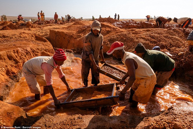 Khi hồng ngọc có thể đào bằng tay không tại ngôi làng hoang sơ ở Madagascar - Ảnh 8.