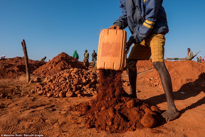 Khi hồng ngọc có thể đào bằng tay không tại ngôi làng hoang sơ ở Madagascar - Ảnh 4.