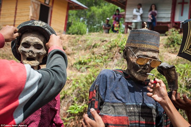 Tập tục quật mộ, mang thi thể người chết đi diễu hành ghê rợn ở Indonesia - Ảnh 2.