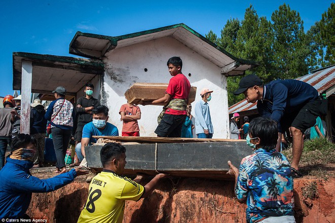 Tập tục quật mộ, mang thi thể người chết đi diễu hành ghê rợn ở Indonesia - Ảnh 11.