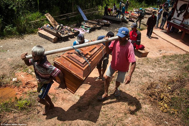 Tập tục quật mộ, mang thi thể người chết đi diễu hành ghê rợn ở Indonesia - Ảnh 12.