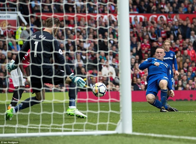 Cận cảnh ngày về Old Trafford buồn bã, cô đơn của Wayne Rooney - Ảnh 9.