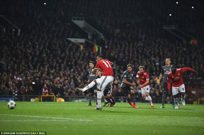 Thủ môn 18 tuổi được Mourinho khen ngợi lại đen đủ đường khi gặp Man United - Ảnh 1.