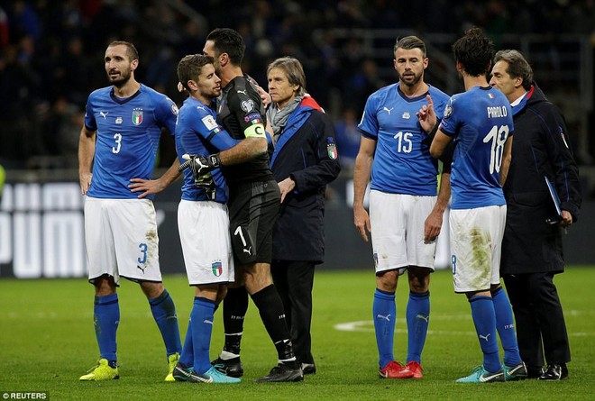 Italia mất vé dự World Cup 2018: Buffon khóc trong đau đớn, De Rossi điên tiết mắng HLV - Ảnh 10.