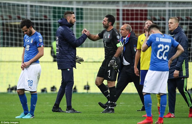 Italia mất vé dự World Cup 2018: Buffon khóc trong đau đớn, De Rossi điên tiết mắng HLV - Ảnh 6.