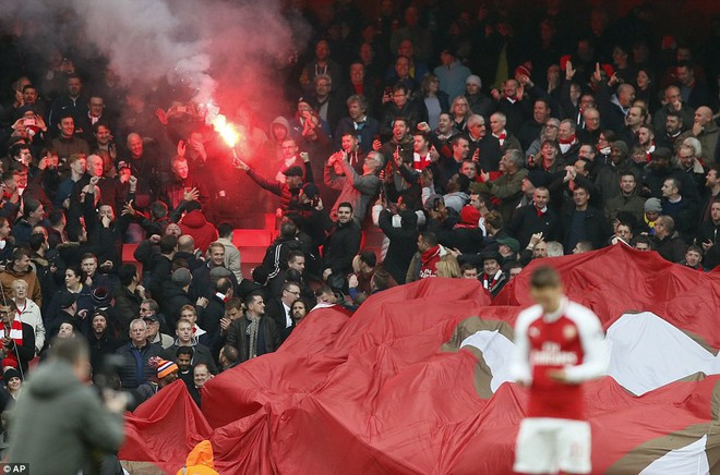 Arsenal bóp chết Tottenham bằng 2 cú đấm dưới thắt lưng trong có 5 phút - Ảnh 3.