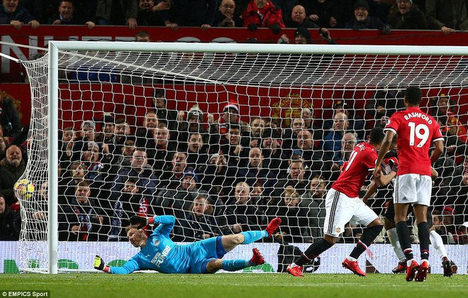 Pogba bừng sáng ngày trở lại, nâng cánh Man United lội ngược dòng ngoạn mục - Ảnh 11.