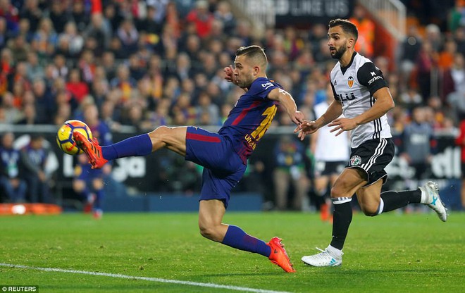Bị trọng tài cướp trắng bàn thắng, nhưng Messi vẫn cứu sống Barcelona - Ảnh 3.