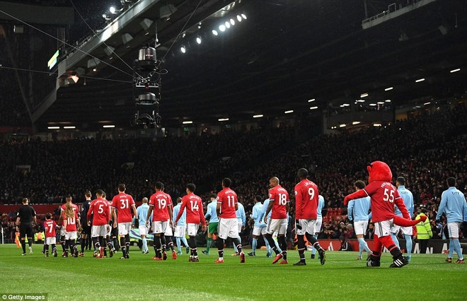 Ngạc nhiên chưa, Lukaku một mình giật sập Old Trafford bằng vận đen khó tin - Ảnh 4.