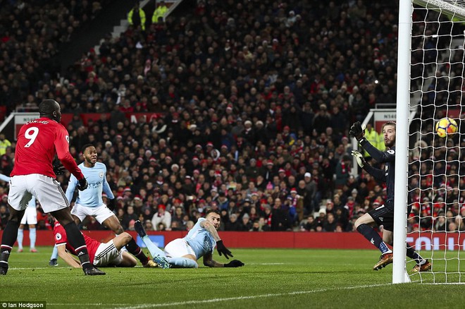 Ngạc nhiên chưa, Lukaku một mình giật sập Old Trafford bằng vận đen khó tin - Ảnh 20.