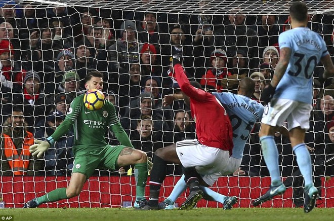 Ngạc nhiên chưa, Lukaku một mình giật sập Old Trafford bằng vận đen khó tin - Ảnh 24.