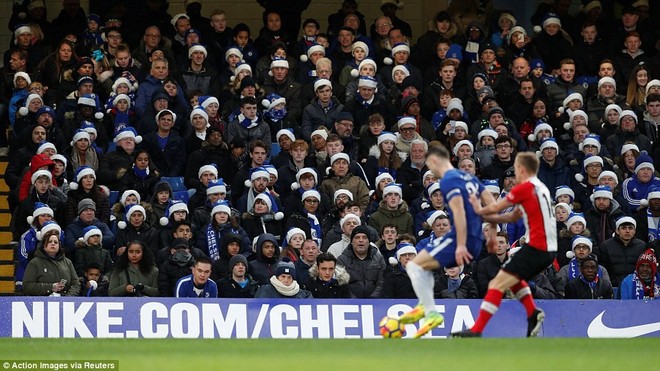Vẽ đường cong tuyệt đẹp, hậu vệ Chelsea thắp sáng Stamford Bridge bằng siêu phẩm - Ảnh 4.